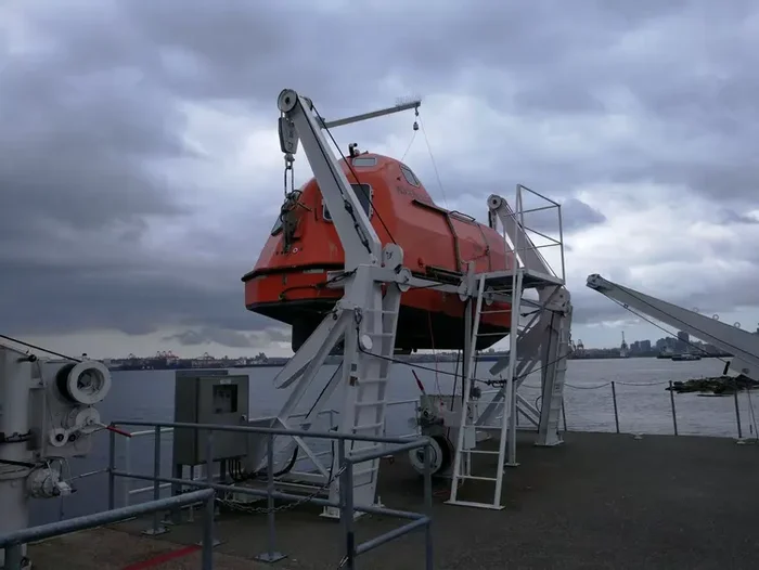 Single Pivot Gravity Davit