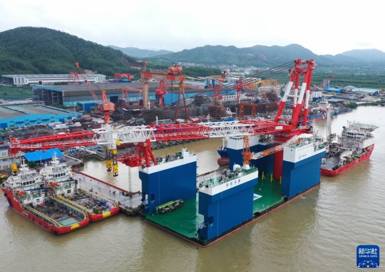Largest full-slewing semi-submersible crane vessel has been delivered in China1