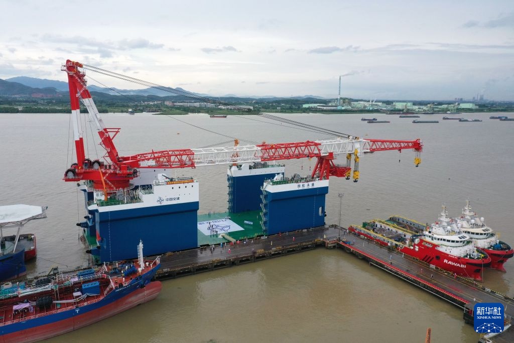Largest full-slewing semi-submersible crane vessel has been delivered in China2